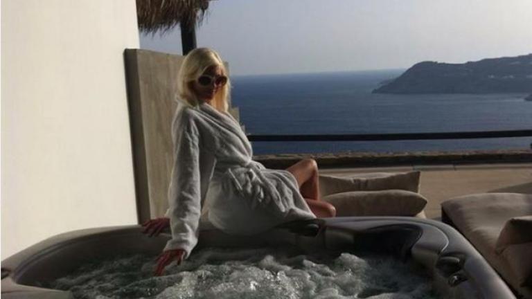 Η Τζούλια Αλεξανδράτου σε τζακούζι στη Μύκονο (ΦΩΤ0)