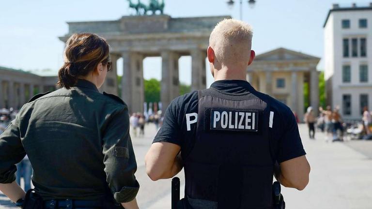 Focus: Συναγερμός στη Γερμανία: Οι Αρχές συνέλαβαν δύο άνδρες και μία γυναίκα που είχαν σχέση με κρατούμενο ισλαμιστή- Θα χτυπούσαν κυβερνητικά κτίρια, ακόμα και την Καγκελαρία 