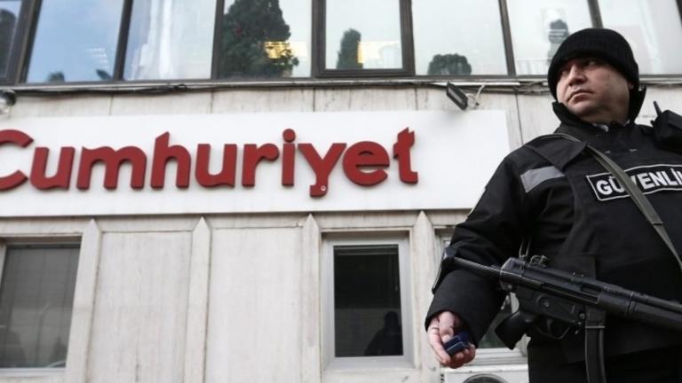 Τουρκία: Η αστυνομία συνέλαβε σήμερα τον αρχισυντάκτη της εφημερίδας "Τζουμχουριέτ"