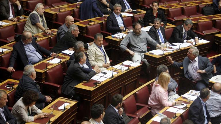 Σφοδρή αντιπράθεση Τσίπρα Θεοδωράκη στη Βουλή