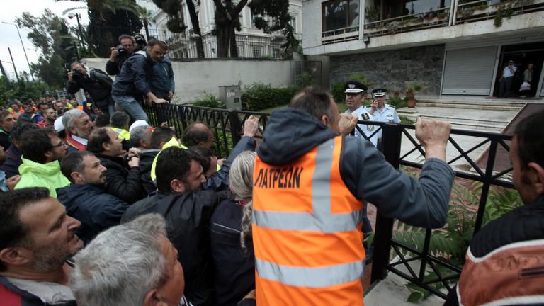 Ένταση στο υπ. Διοικητικής Μεταρρύθμισης – Συμβασιούχοι ξήλωσαν την καγκελόπορτα