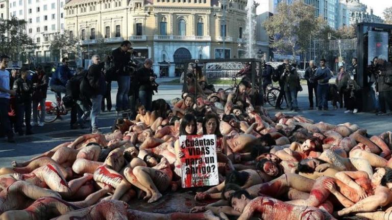 Δεκάδες γυμνοί διαδηλωτές συγκεντρώθηκαν στο κέντρο της Βαρκελώνης για να διαμαρτυρηθούν κατά των ενδυμάτων που φτιάχνονται από γούνα