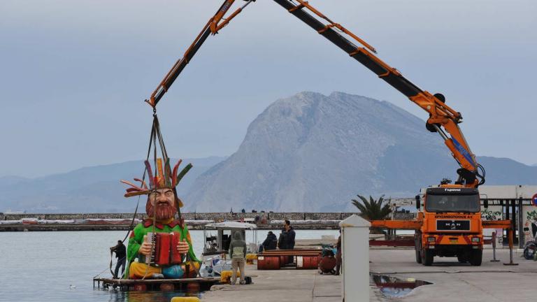 Από τις εργασίες για το στήσιμο του βασιλιά καρνάβαλου