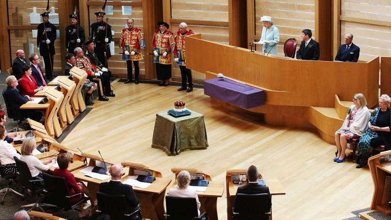 Βασίλισσα Ελισάβετ: “Δύσκολο να μείνει κανείς ήρεμος αυτή την εποχή”