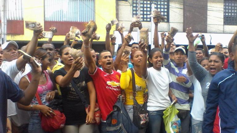 Βενεζουέλα: Εν μέσω διαδηλώσεων και λεηλασιών, ο Μαδούρο πήρε πίσω την απόσυρση του χαρτονομίσματος
