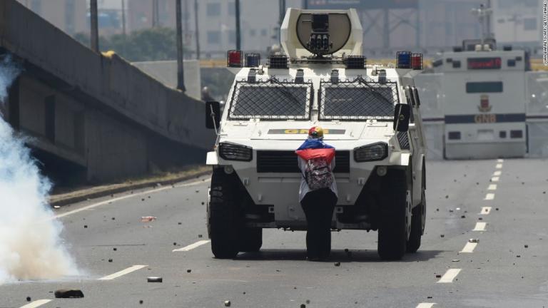 Ένατος νεκρός στις διαδηλώσεις στο Καράκας- Συγκλονίζει η «La Dama» (ΦΩΤΟ-ΒΙΝΤΕΟ)