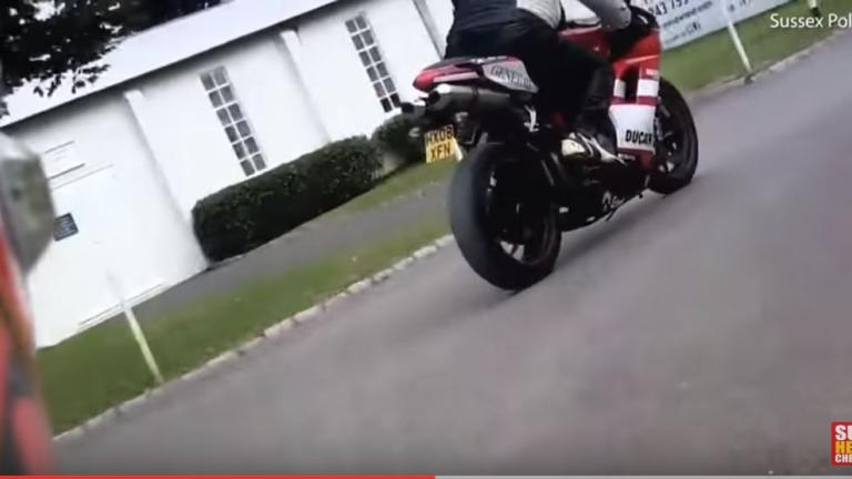 Συγκλονιστικό βίντεο: Η τραγική στιγμή που ένας μοτοσικλετιστής σκοτώνεται ενώ κάνει σούζα