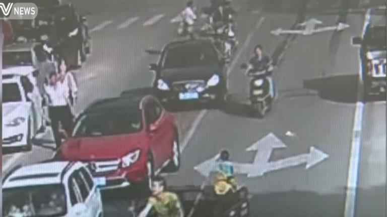 Κίνα: Viral βίντεο μικρού αγοριού που οδηγεί το παιδικό του αυτοκινητάκι στη μέση ενός γεμάτου αυτοκινητόδρομου