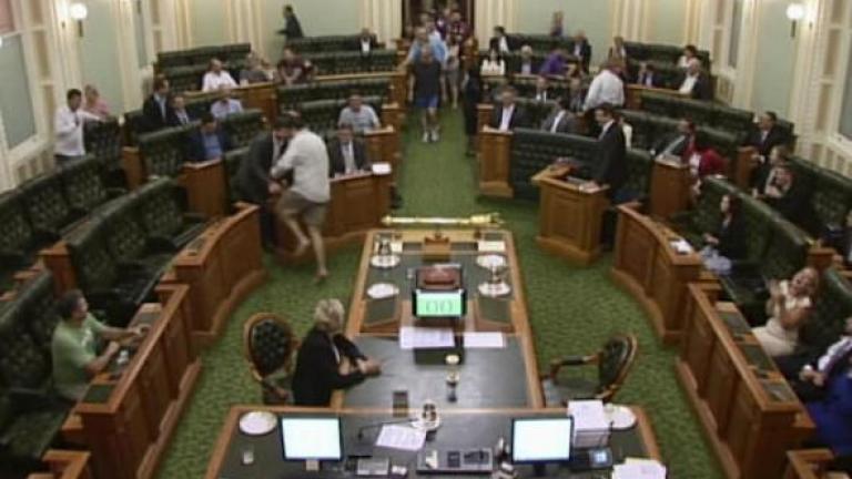 Το άκρως παράδοξο σκηνικό, συνέβη στην Αυστραλία και πιο συγκεκριμένα, στο κοινοβούλιο του Κουίνσλαντ