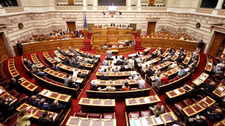 Ποιοι βουλευτές καταψήφισαν τα επίμαχα άρθρα του νομοσχεδίου κατά των διακρίσεων