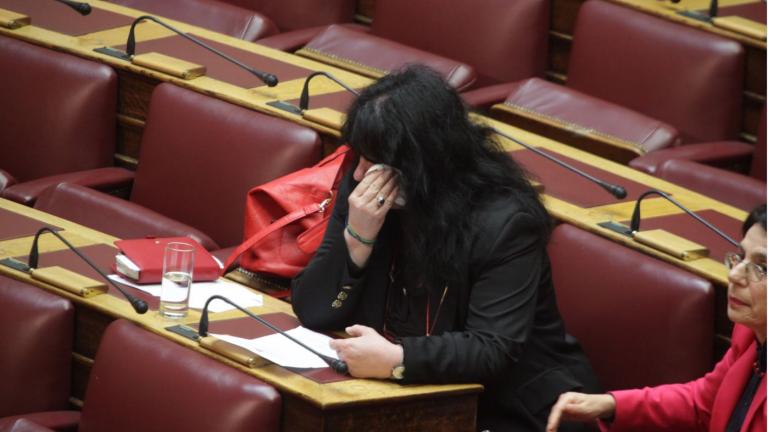 Συγκινητικές στιγμές στη Βουλή κατά τη συζήτηση για τα αποτεφρωτήρια