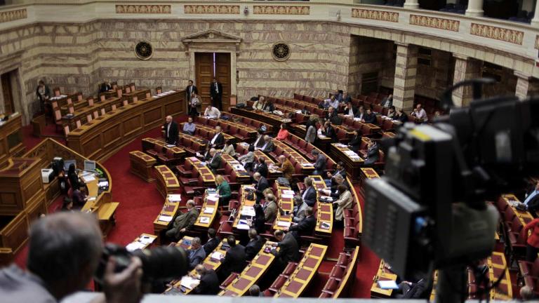 Βουλή: Στο στόχαστρο της αντιπολίτευσης η συνομιλία του πρωθυπουργού με δημοσιογράφους