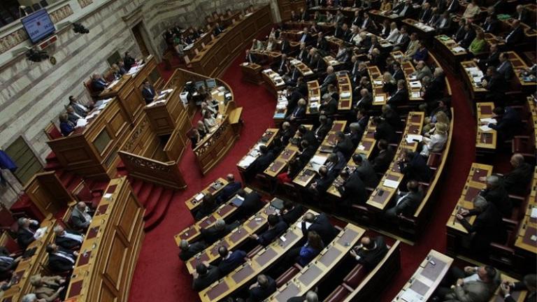 Τραγελαφικές στιγμές στη Βουλή με τον ΣΥΡΙΖΑ να μην ξέρει τι φέρνει και τι ψηφίζει από τη βροχή των τροπολογιών 