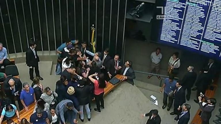 Εξήντα άτομα επιχείρησαν να καταλάβουν την κεντρική αίθουσα και συγκρούστηκαν με τις δυνάμεις ασφαλείας