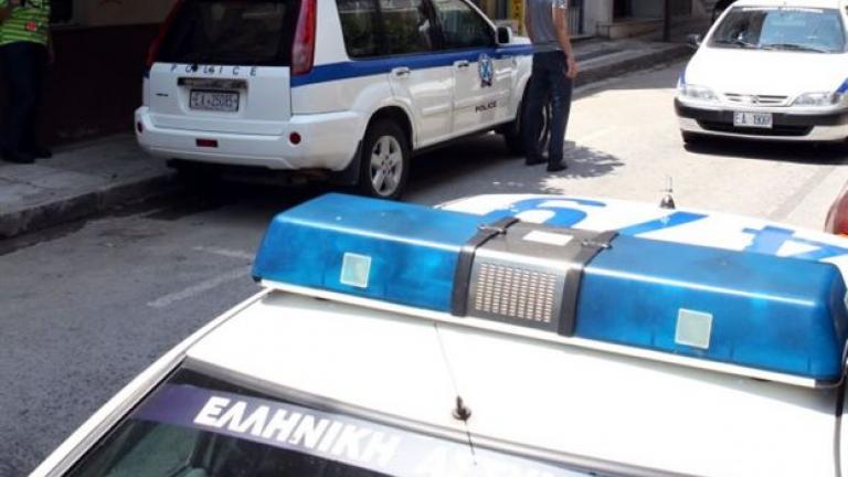 Χανιά: Αίσιο τέλος είχε η επιχείρηση της αστυνομίας να πείσει νεαρό που βρισκόταν επι 12 ώρες σε ταράτσα οικοδομής, να κατέβει