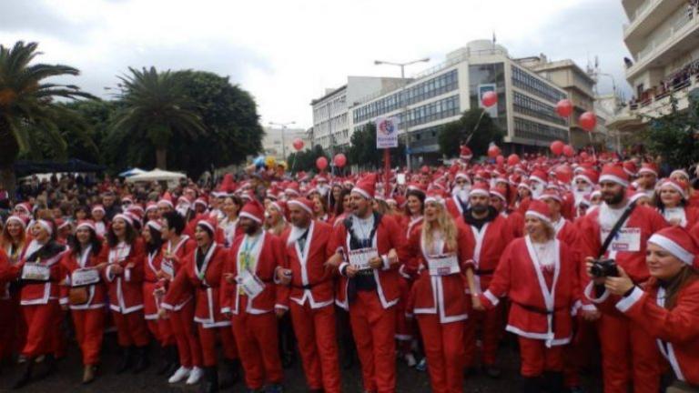 Χιλιάδες Άι Βασίληδες παρέλασαν σήμερα στα Χανιά 