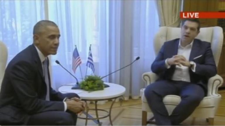 Η φωτογραφία στο Μέγαρο Μαξίμου, όπου ο Αλέξης Τσίπρας μοιάζει να κάθεται κάπως περίεργα στην καρέκλα του απέναντι από τον Μπάρακ Ομπάμα, έχει ήδη κάνει το γύρο του διαδικτύου.