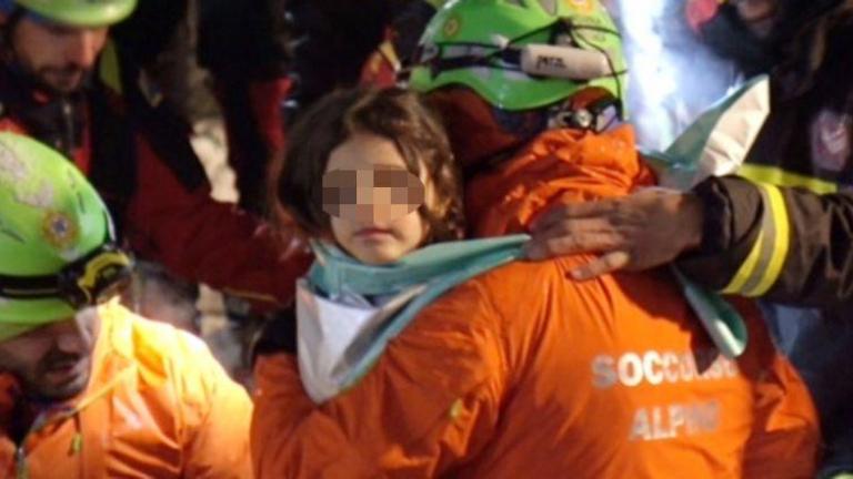 Τέσσερις ακόμη επιζώντες ανασύρθηκαν από τα ερείπια του ξενοδοχείου Rigopiano