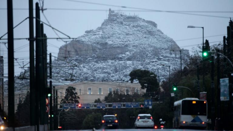 Χιόνια στην Αθήνα: Το έστρωσε στον Άγνωστο Στρατιώτη (Φωτό)
