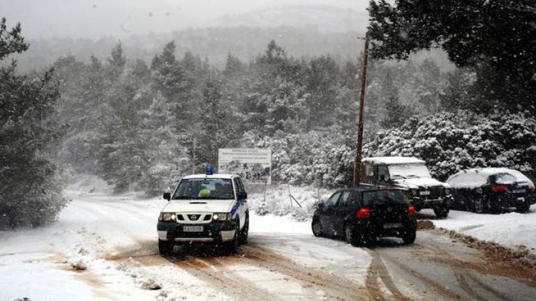 Χιόνια στην Αθήνα: Διακοπή κυκλοφορίας σε πολλούς δρόμους – Υποχρεωτική χρήση αλυσίδων!