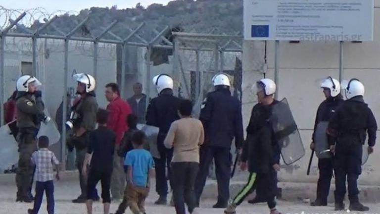 Δεν έχει τέλος η ένταση των τελευταίων ημερών στη Χίο. Σύρος πρόσφυγας τραυματίστηκε στο κεφάλι, από πέτρα που ρίχτηκε από τα τείχη του καταυλισμού της Σούδας που είναι υπερκείμενα του καταυλισμού.