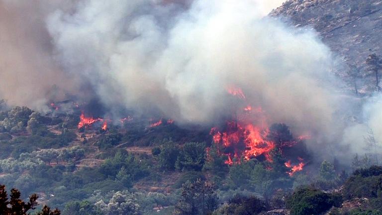 Συνεχίζεται η μάχη με τις φλόγες στη Χίο