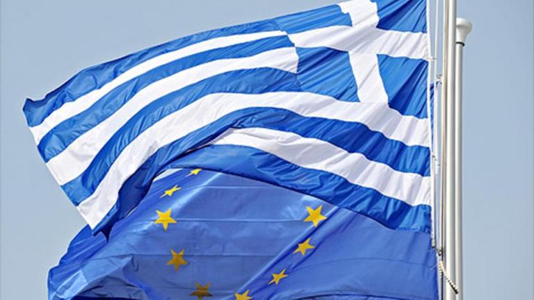 Bloomberg: Να σταματήσει η υποκρισία για το ελληνικό χρέος