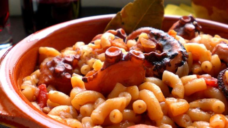 Μεγάλη Δευτέρα με κοφτό μακαρονάκι με πικάντικο χταπόδι