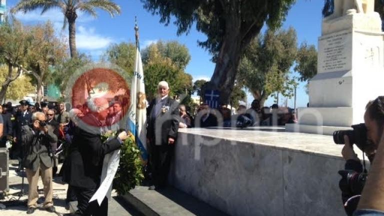 Τον αποδοκίμασαν την ώρα που κατέθετε στεφάνι