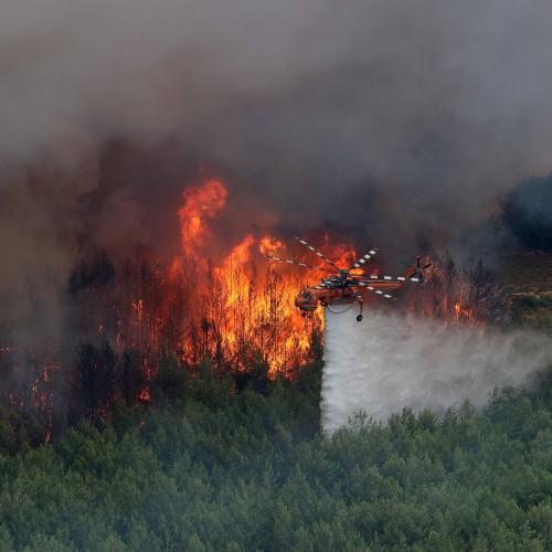 Θάσος: Σε επιφυλακή οι δυνάμεις πυρόσβεσης για τυχόν αναζωπύρωση της φωτιάς ακόμα και μετά την καταιγίδα