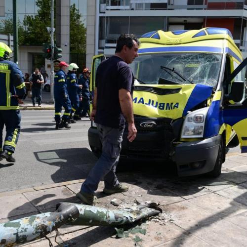Παγκράτι: Πώς συνέβη το τροχαίο - Σε σοβαρή κατάσταση η μία πεζή και η ασθενής που μετέφερε το ασθενοφόρο