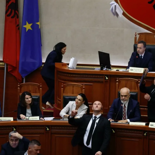 Αλβανία: Ένταση στο Κοινοβούλιο - Βουλευτές της αντιπολίτευσης πέταξαν στον Ράμα το βιβλίο του Συντάγματος