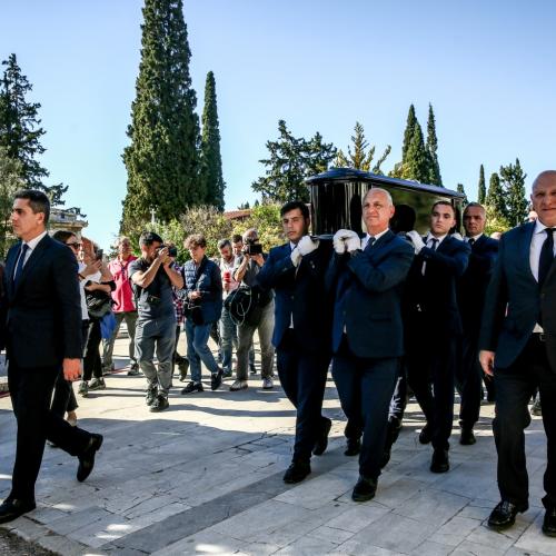 «Αντίο Νιόνιο»: Σε κλίμα συγκίνησης, με δάκρυα και τραγούδια, ο τελευταίος αποχαιρετισμός στο Διονύση Σαββόπουλο
