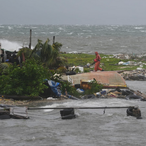 Τζαμάικα: Ο τυφώνας Melissa σαρώνει τη χώρα με ανέμους 300 χλμ/ώρα - Έχουν πλημμυρίσει δρόμοι, γέφυρες και κτίρια