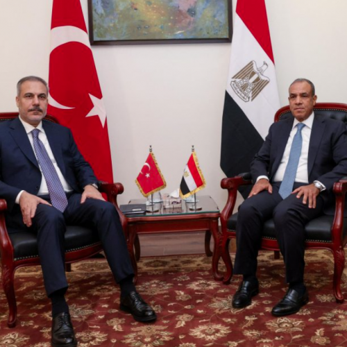 Ο υπουργός Εξωτερικών της Αιγύπτου, Μπαντρ Αμπντελάτι με τον Τούρκο ομόλογό του Χακάν Φιντάν