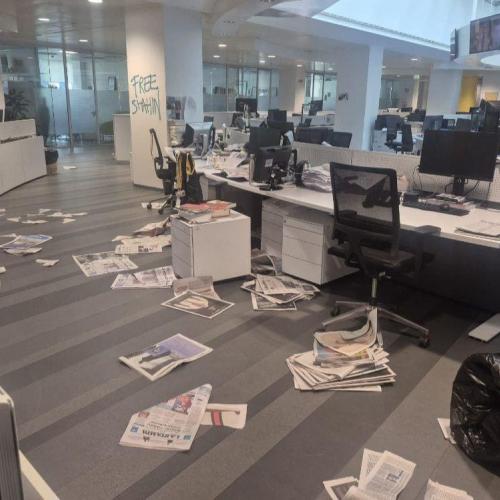 Τορίνο: Eισβολή διαδηλωτών και βανδαλισμοί στα γραφεία της εφημερίδας La Stampa