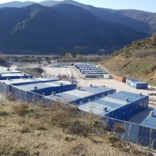 Σέρρες: Εξέγερση στη δομή μεταναστών στο Κλειδί – 20 προσαγωγές, δύο τραυματίες αστυνομικοί