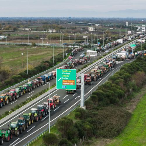 Αποφασισμένοι να κλιμακώσουν μπλόκα και αποκλεισμούς οι αγρότες — Ανοιχτή σε διάλογο η κυβέρνηση, λέει ο Κυριάκος Μητσοτάκης