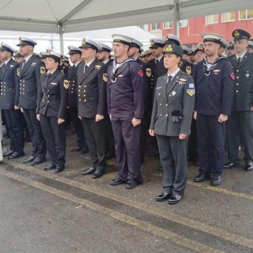 Φ/Γ «ΚΙΜΩΝ»: Τι δουλειά έχουν οι «χακί» στολές μεταξύ των κλασικών ναυτικών στολών του πληρώματος; 