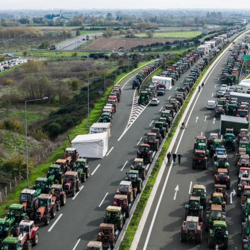 Σε κλοιό αγροτικών μπλόκων η χώρα: Πάνω από 4.000 τρακτέρ στη Θεσσαλία, νέο μπλόκο σήμερα στα Τρίκαλα