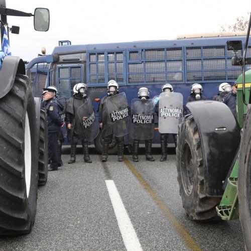 Μαζικές αγροτικές κινητοποιήσεις σε όλη τη χώρα – Κλιμάκωση με μπλόκα, συγκρούσεις και αποκλεισμούς συνοριακών σταθμών