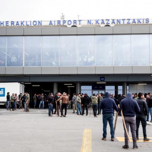 Κρήτη: Ξανά σε λειτουργία τα αεροδρόμια Ηρακλείου και Χανίων – Ταυτοποιήσεις για τα επεισόδια αγροτών με αστυνομικούς