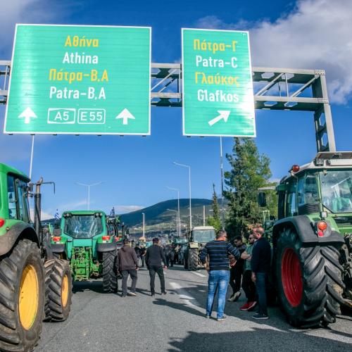 Κλιμακώνονται οι αγροτικές κινητοποιήσεις σε όλη την Ελλάδα – Μπλόκα, αποκλεισμοί και ένταση 