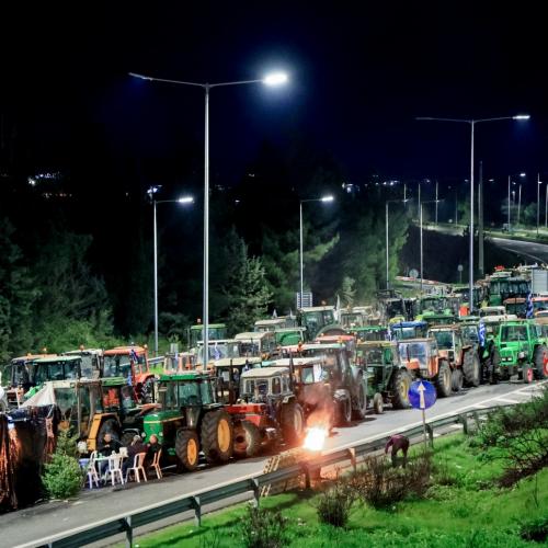 Αποφασισμένοι να κλιμακώσουν τις κινητοποιήσεις οι αγρότες: Σε ποια κομβικά σημεία έχουν στηθεί μπλόκα