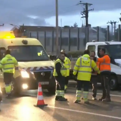 Σοβαρό τροχαίο στην Κηφισού: Δύο τραυματίες και χάος στην κυκλοφορία μετά την ανατροπή φορτηγού