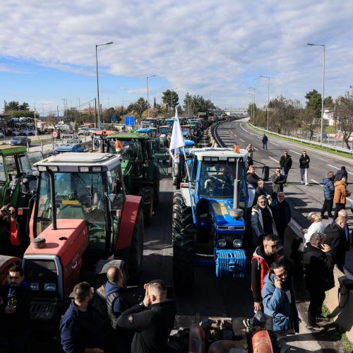 Αγροτικές κινητοποιήσεις: «Κομμένη στα δύο» η Ελλάδα – Αποκλεισμένος ο αυτοκινητόδρομος Ε65