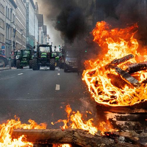 Χάος στις Βρυξέλλες από τις κινητοποιήσεις αγροτών: Δακρυγόνα και ρίψεις νερού έξω από το Ευρωκοινοβούλιο