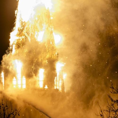 Ολλανδία: Κάηκε νεογοτθικός ναός του 1800 στο Άμστερνταμ – Υποψίες για εμπρησμό με πυροτεχνήματα