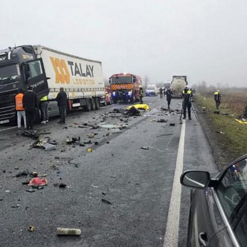 Σύμφωνα με τις πρώτες πληροφορίες που μεταδίδουν ρουμανικά μέσα ενημέρωσης, βανάκι στο οποίο επέβαιναν Έλληνες φίλαθλοι συγκρούστηκε με φορτηγό στη δυτική Ρουμανία, και συγκεκριμένα στην περιοχή Τίμις. 