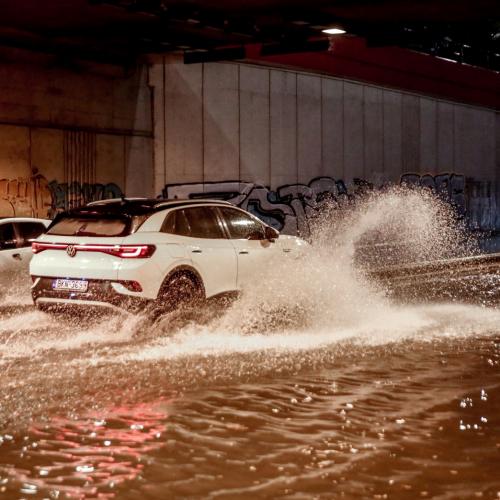 Στη δίνη της κακοκαιρίας η Αττική: 112 για εκκενώσεις, ποτάμια οι δρόμοι και φουσκωμένα ρέματα – Πού υπάρχουν κυκλοφοριακές ρυθμίσεις